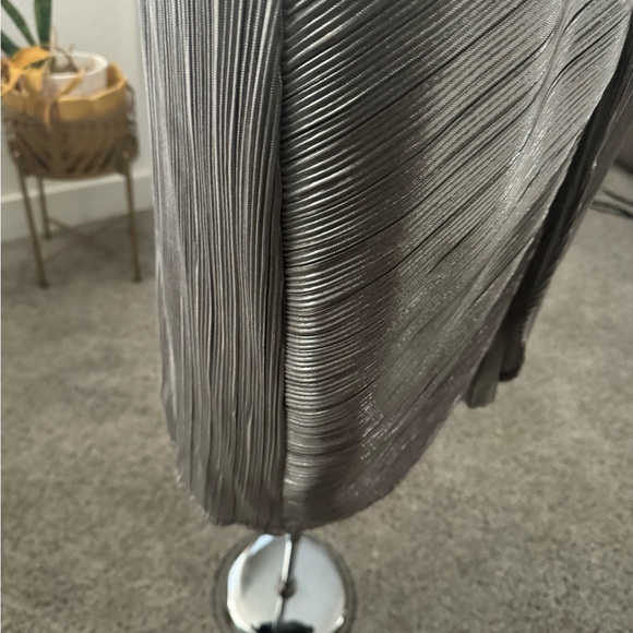 Stunning Silver dress by Gianni Bini, Size 6 - Picture 4 of 8